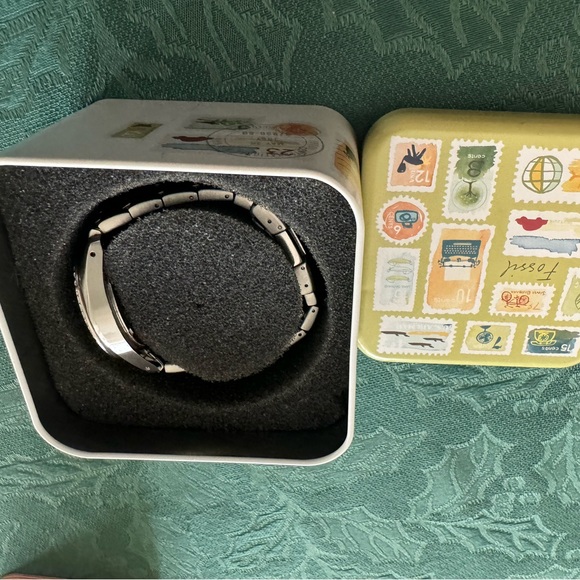 Silver diamond fossil watch - Picture 3 of 5